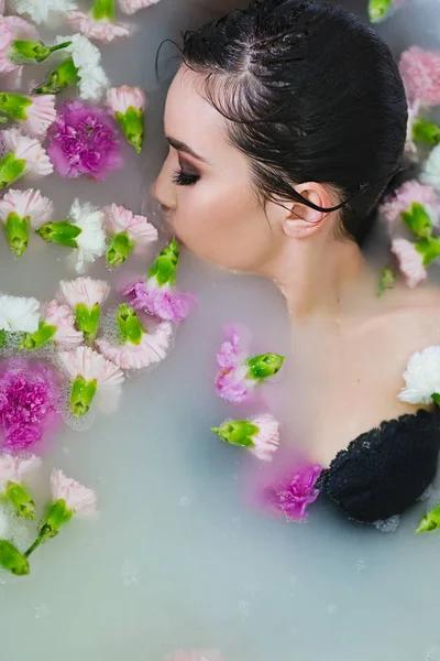 Hermosa Sexy Triste Joven Delgada Morena Spa Cuarto Baño Con —  Fotos de Stock