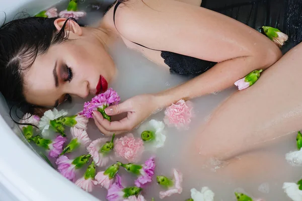 Hermosa Sexy Triste Joven Delgada Morena Spa Cuarto Baño Con — Foto de Stock