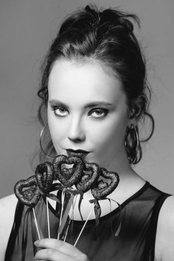 tek renkli küpe ve ile güzel çekici şık üzgün genç Kızıl saçlı kadın portresi saint valentine's day süslemeleri (kupa) elleri ile makyaj