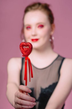 küpe ve ile güzel çekici şık gülen genç Kızıl saçlı kadın portresi saint valentine's day süslemeleri (kupa) elleri ile makyaj