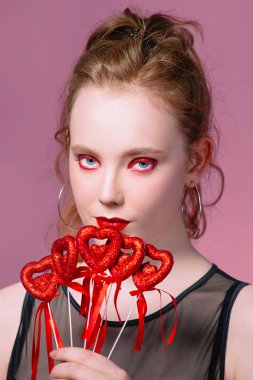 küpe ve ile güzel çekici şık genç Kızıl saçlı kadın portresi saint valentine's day süslemeleri (kupa) elleri ile makyaj