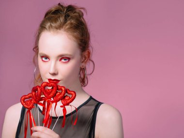 küpe ve ile güzel çekici şık genç Kızıl saçlı kadın portresi saint valentine's day süslemeleri (kupa) elleri ile makyaj