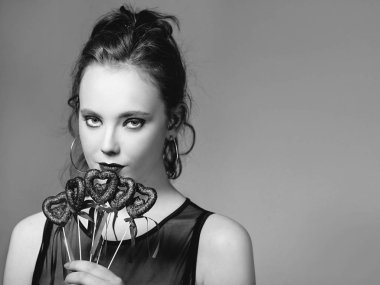 tek renkli küpe ve ile güzel çekici şık üzgün genç Kızıl saçlı kadın portresi saint valentine's day süslemeleri (kupa) elleri ile makyaj