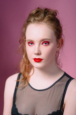 küpe ve ile güzel çekici şık genç Kızıl saçlı kadın portresi makyaj