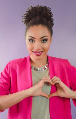 güzel çekici neşeli gülümseyen genç kadın (karışık rase) kalp ellerini tutarak ve aşkını gösterilen