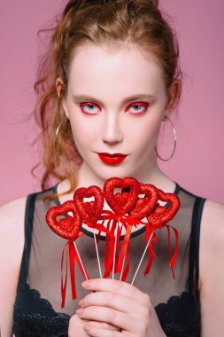 küpe ve ile güzel çekici şık genç Kızıl saçlı kadın portresi saint valentine's day süslemeleri (kupa) elleri ile makyaj