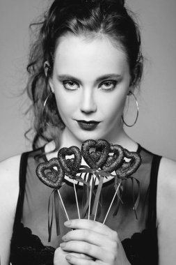 tek renkli küpe ve ile güzel çekici şık üzgün genç Kızıl saçlı kadın portresi saint valentine's day süslemeleri (kupa) elleri ile makyaj