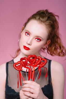 küpe ve ile güzel çekici şık genç Kızıl saçlı kadın portresi saint valentine's day süslemeleri (kupa) elleri ile makyaj