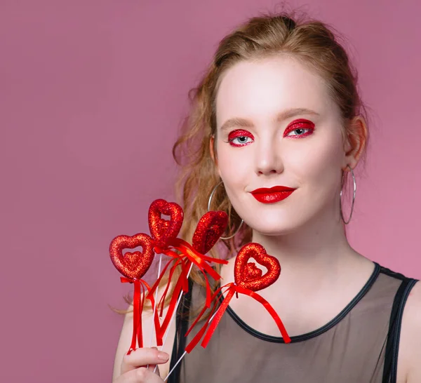 귀걸이 매력적인 Smily 여자의 초상화는 그녀의 발렌타인의 — 스톡 사진