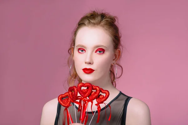 귀걸이 매력적인 여자의 초상화는 그녀의 발렌타인의 — 스톡 사진