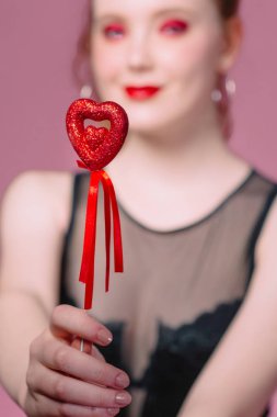 küpe ve ile güzel çekici şık gülen genç Kızıl saçlı kadın portresi saint valentine's day süslemeleri (kupa) elleri ile makyaj