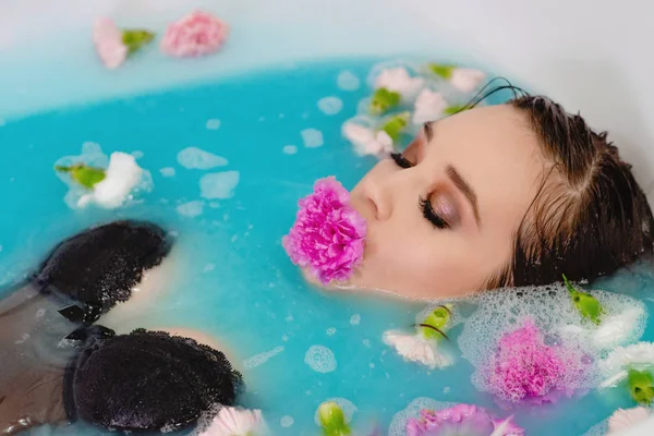 Mooie Sexy Jonge Slanke Vrouw Spa Badkamer Met Blauwe Water — Stockfoto