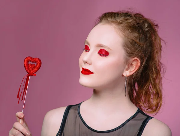 귀걸이 매력적인 Smily 여자의 초상화는 그녀의 발렌타인의 — 스톡 사진