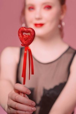 küpe ve ile güzel çekici şık gülen genç Kızıl saçlı kadın portresi makyaj saint valentine's day dekorasyon (kupa) ile onun elinde tonlama yaşam mercan ile