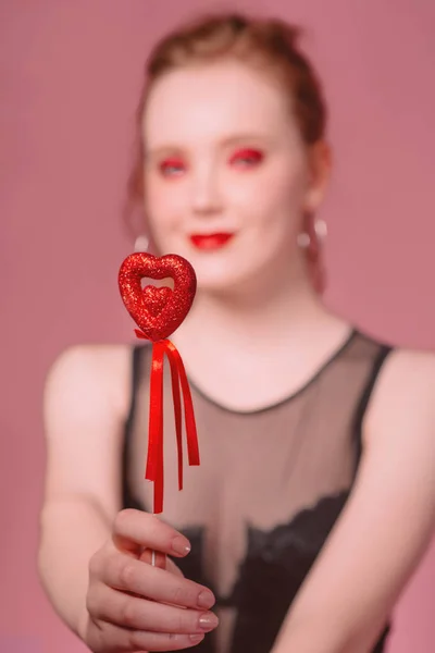 Retrato Hermosa Atractiva Elegante Joven Pelirroja Con Maquillaje Con Decoraciones — Foto de Stock