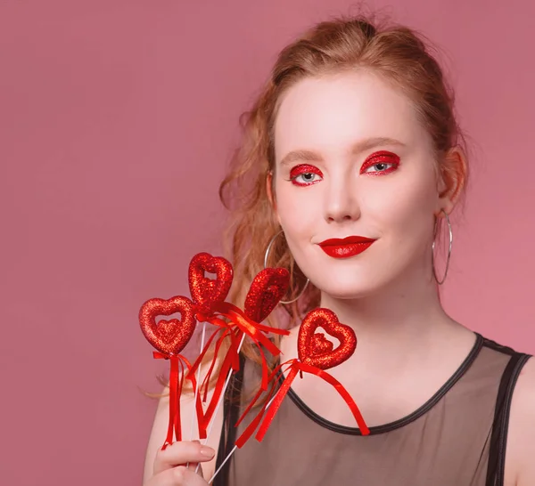 귀걸이 매력적인 Smily 여자의 초상화 메이크업 발렌타인의 그녀의 살아있는 — 스톡 사진