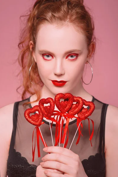 güzel çekici şık genç Kızıl saçlı kadın portresi makyaj saint valentine's day dekorasyon (kupa) ile onun elinde tonlama yaşam mercan ile