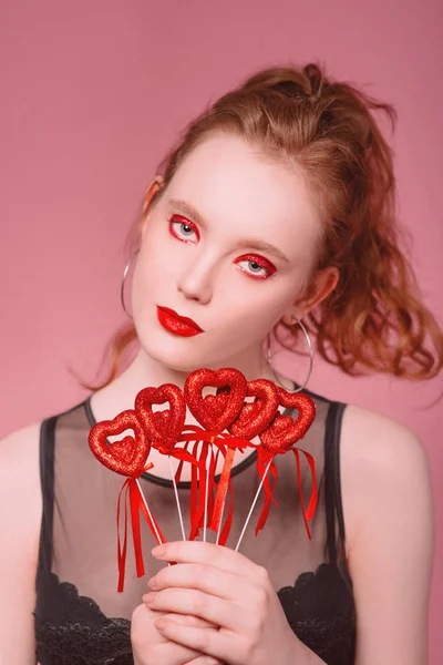 güzel çekici şık genç Kızıl saçlı kadın portresi makyaj saint valentine's day dekorasyon (kupa) ile onun elinde tonlama yaşam mercan ile