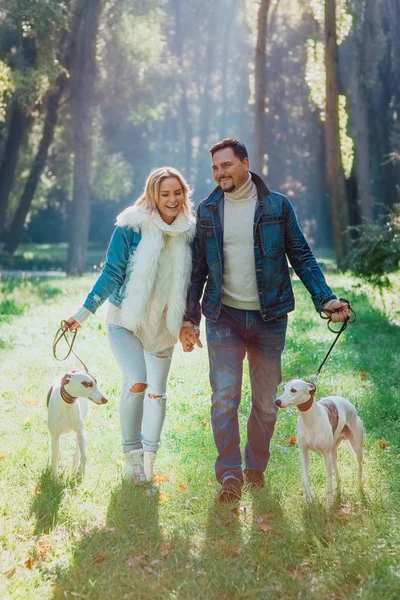 Belo Par Encantador Mulher Homem Keans Roupas Andando Com Chicotes — Fotografia de Stock