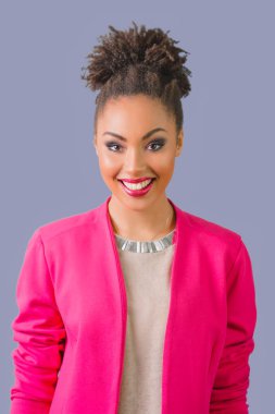 güzel çekici neşeli gülümseyen genç kadın portresi (karışık rase) içinde pembe ceket