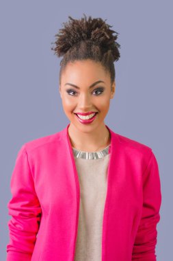 güzel çekici neşeli gülümseyen genç kadın portresi (karışık rase) içinde pembe ceket