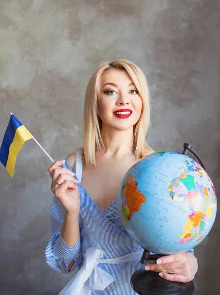 Mooie Aantrekkelijke Vrolijke Blonde Slavische Vrouw Met Globe Oekraïense Vlag — Stockfoto