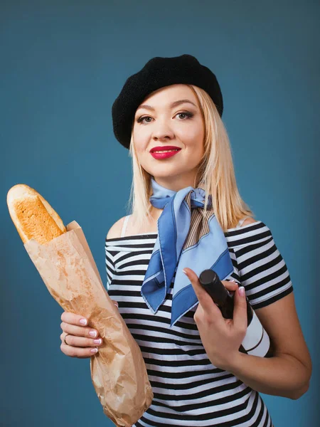 Porträt Einer Schönen Blonden Französin Mit Baskenmütze Schal Rücken Und — Stockfoto