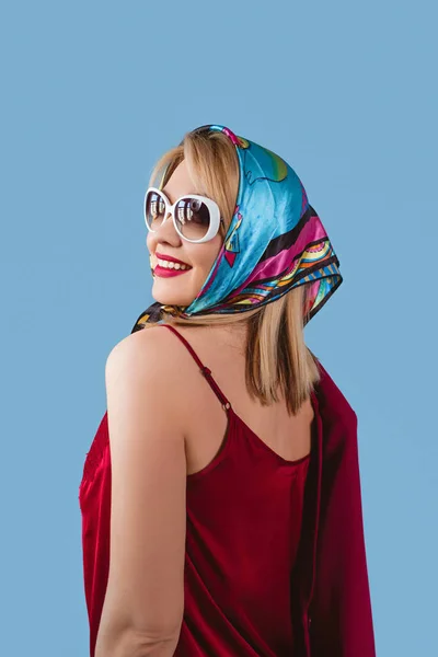 Stylowe Blond Kobieta Makijażu Szalik Okulary Przeciwsłoneczne Niebieskim Tle — Zdjęcie stockowe