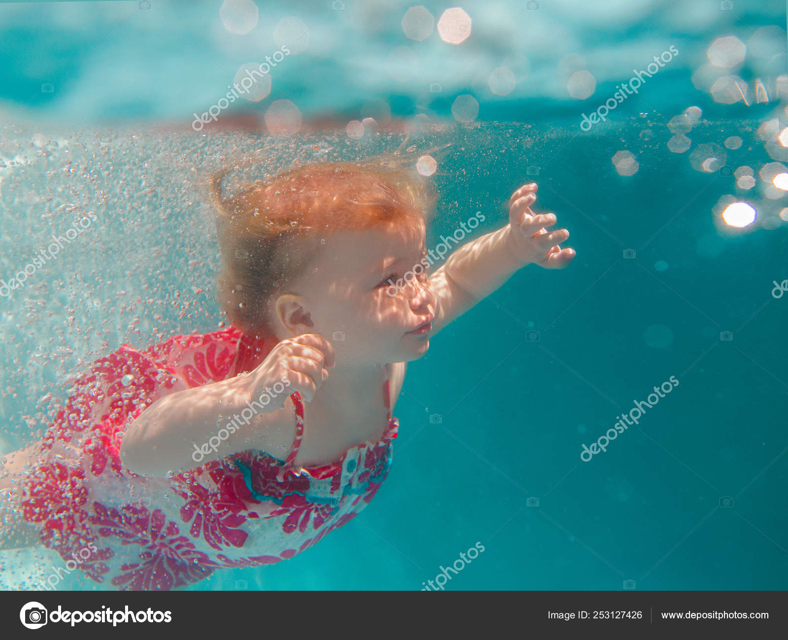 Bebe Fille Souriante Robe Moderne Mignonne Plongeant Sous Eau Dans Image Libre De Droit Par Kateryna Mostova C Bebe Fille Souriante Robe Moderne Mignonne Plongeant Sous Eau Dans Image Libre De Droit Par Kateryna Mostova C