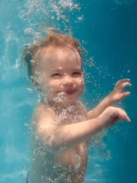 Schattige Glimlachende Schattige Baby Meisje Duiken Onderwater Blauw Zwembad Actieve — Stockfoto