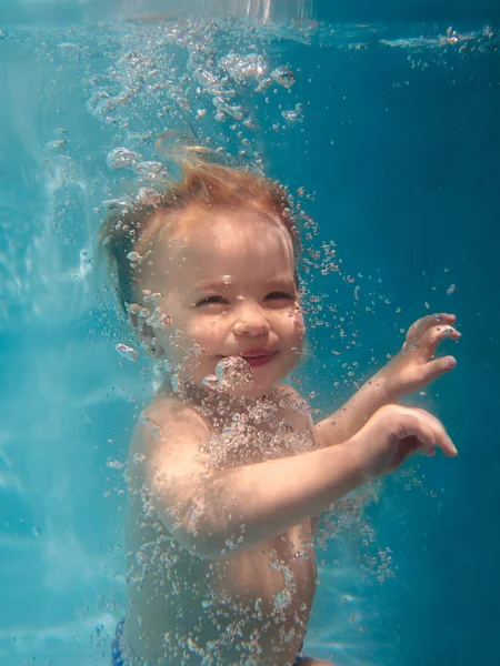 可爱的微笑可爱的女婴潜水水下蓝色游泳池 积极的生活方式 儿童游泳课 热带度假家庭暑假期间的水上运动 — 图库照片