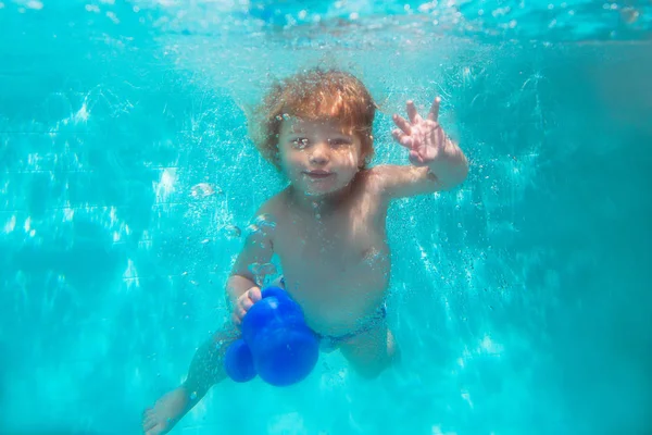 Schattige Glimlachende Schattige Baby Meisje Duiken Onderwater Blauw Zwembad Actieve — Stockfoto