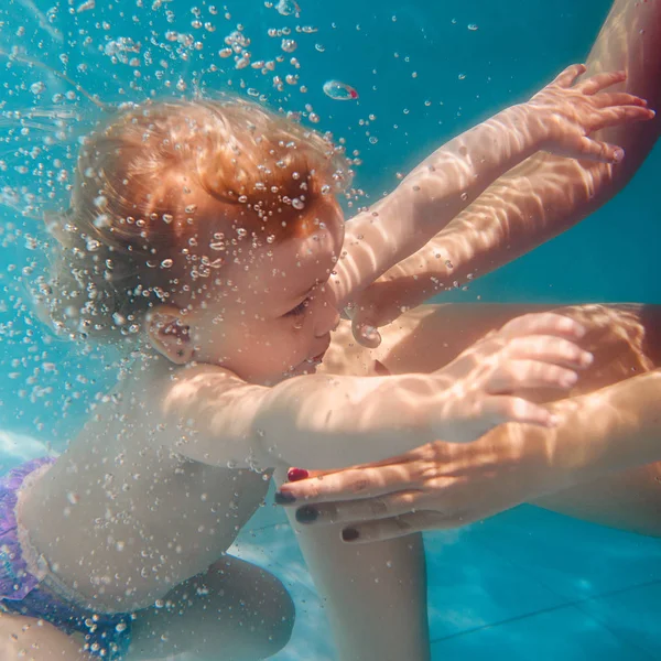 Bébé Fille Souriante Plongeant Sous Piscine Bleue Sous Marine Mode — Photo