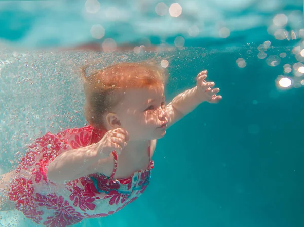 Bébé Fille Souriante Robe Moderne Mignonne Plongeant Sous Eau Dans — Photo