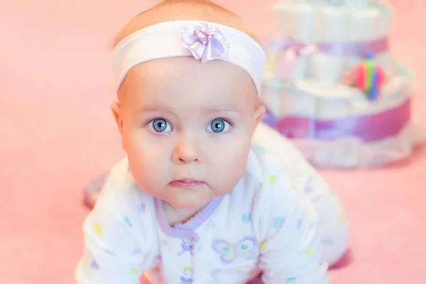 自宅で感情的な甘い乳児の赤ちゃんの肖像 — ストック写真