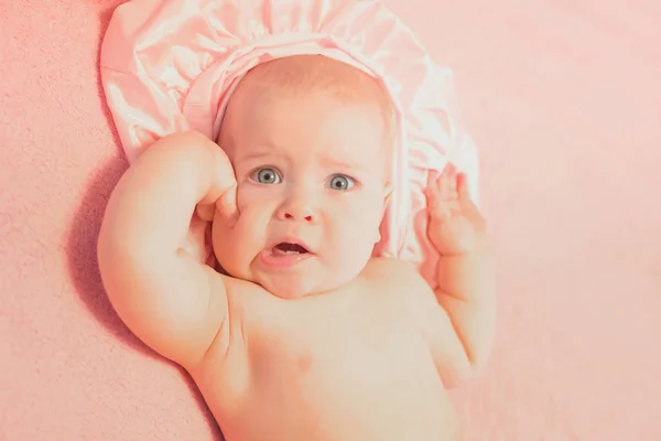 Porträtt Känslomässiga Söta Spädbarn Bebis Hemma — Stockfoto
