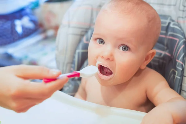 Lilla Barnet Spädbarn Äter Sin Mat Barnmat Recept Spädbarnsvård — Stockfoto