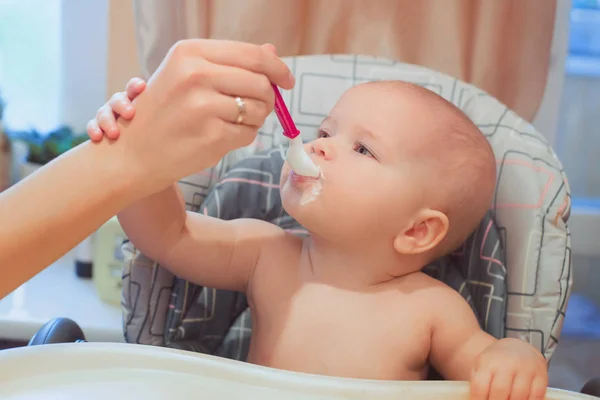 Der Kleine Säugling Isst Seine Nahrung Babynahrung Formel Babypflege — Stockfoto