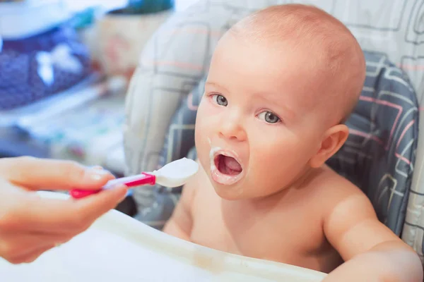 Bebé Está Comer Sua Comida Alimentos Para Bebés Fórmula Cuidados — Fotografia de Stock