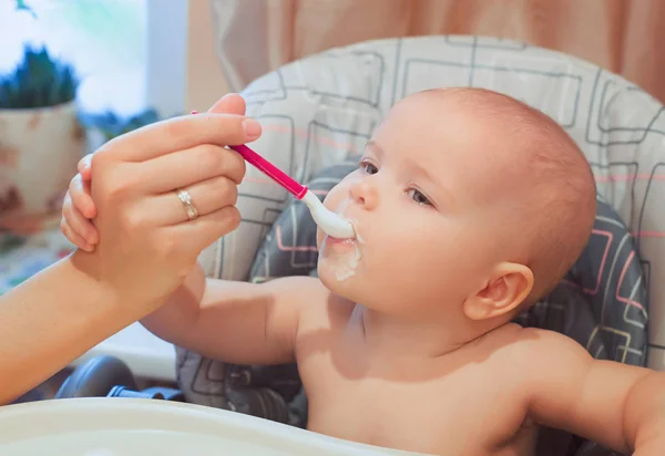 Bebé Está Comer Sua Comida Alimentos Para Bebés Fórmula Cuidados — Fotografia de Stock