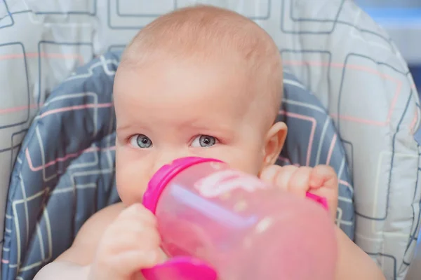 Bebé Está Comer Sua Comida Alimentos Para Bebés Fórmula Cuidados — Fotografia de Stock