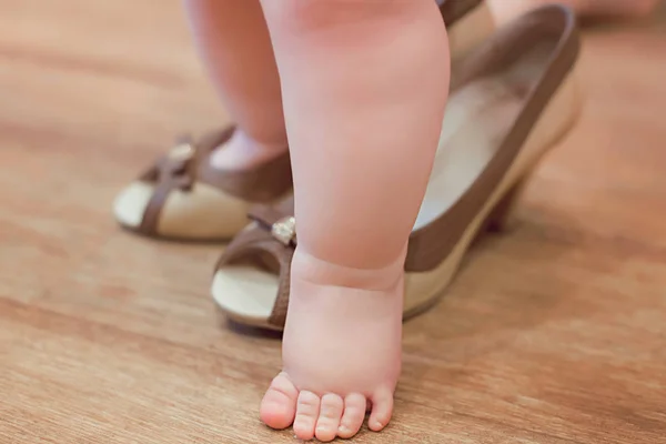 Bebê Pequeno Brincando Adulto Sapatos Calcanhar Mãe — Fotografia de Stock