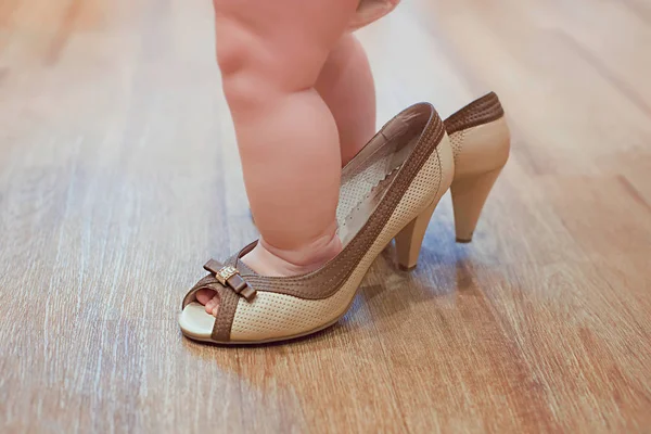 Pequeño Bebé Jugando Adulto Zapatos Tacón Madre — Foto de Stock