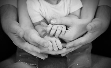 tam ailenin elleri: Baba, anne ve çocuk. Ilişki
