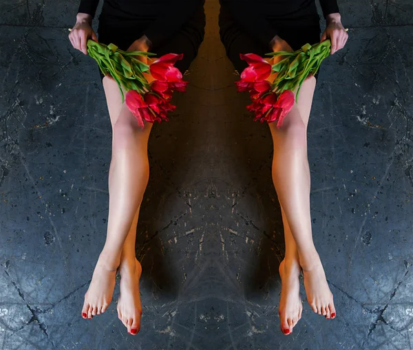 美丽的苗条光滑的妇女的腿后 激光脱毛在粗鲁的水泥背景与郁金香花 — 图库照片