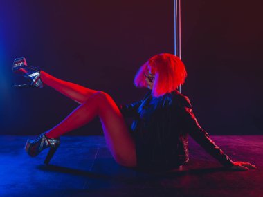 deri ceket, şort, kırmızı külot Redhead güzel bayan ve karanlık oda neredeyse Pole yüksekliği topuklar