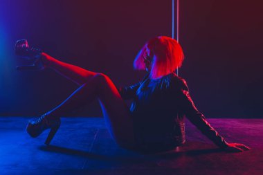 deri ceket, şort, kırmızı külot Redhead güzel bayan ve karanlık oda neredeyse Pole yüksekliği topuklar