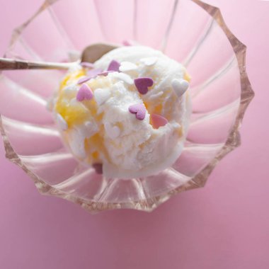 pembe arka planda vazo küçük kaşık ile tatlı kalpler ile beyaz doğal vejetaryen sorbe dondurması