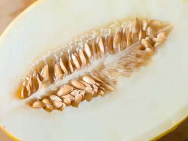 ahşap masa üzerinde ahşap tahta üzerinde ham çiğ kavun