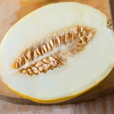 ahşap masa üzerinde ahşap tahta üzerinde ham çiğ kavun